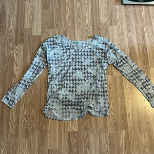 Maurices houndstooth blouse. Size L.